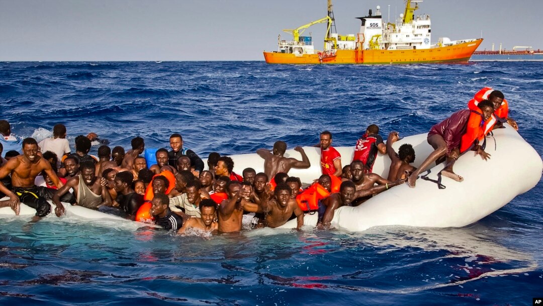 Migranti u gumenom čamcu na Mediteranu, na putu ka italijansnkom ostrvu Lampeduza, 17. apil 2016.