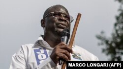 L'opposant congolais Guy-Brice Parfait Kolelas s'adresse à une foule de ses partisans à Brazzaville, le 17 mars 2016.