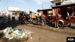 Piles of garbage, mostly plastic bags, are seen here having been left near Derm Kor Market in the morning of July 3, 2015. (Ouch Nida/VOA Khmer)