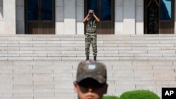 한반도 공동경비구역(DMZ) 내 판문점에서 북한군 병사(뒤)가 한국 쪽을 쌍안경으로 관찰하고 있다. (자료사진)