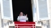 El Papa Francisco se dirige a la multitud desde la ventana del Palacio Apostólico que da a la plaza de San Pedro durante el rezo del Ángelus dominical en el Vaticano, el 6 de octubre de 2024. AFP