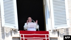 El Papa Francisco se dirige a la multitud desde la ventana del Palacio Apostólico que da a la plaza de San Pedro durante el rezo del Ángelus dominical en el Vaticano, el 6 de octubre de 2024. AFP