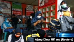 Para penumpang bus yang mudik ke kampung halaman di tengah merebaknya COVID-19, di terminal Kalideres, Jakarta, 3 Mei 2021. (Foto: Ajeng Dinar Ulfiana/Reuters)