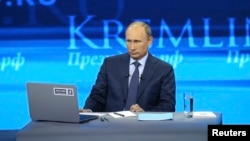 Russian President Vladimir Putin takes part in a live broadcast nationwide phone-in in Moscow, Apr. 25, 2013. 