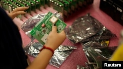 Foto de archivo: Un empleado de NDP Technology, una empresa privada especializada en el montaje de circuitos impresos para diferentes industrias, trabaja en Ciudad Juárez., México, 3 de junio de 2019. REUTERS/José Luis Gonzalez.