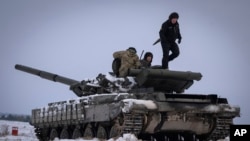 ARHIVA - Ukrajinski vojnici na vojnoj vježbi, 6. decembar 2023. godina (Foto: AP /Efrem Lukatsky)