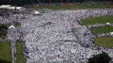 نمای هوایی از تظاهرات دهها هزار مسلمان در جاکارتا اندونزی.<br />
معترضان علیه فرماندار جاکارتا که قومی چینی&zwnj; مسیحی&zwnj; است اعتراض می&zwnj;&zwnj;کنند.