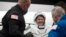 Phi hành gia NASA Shane Kimbrough được hỗ trợ đưa ra khỏi phi thuyền tối ngày 8/11/2021.