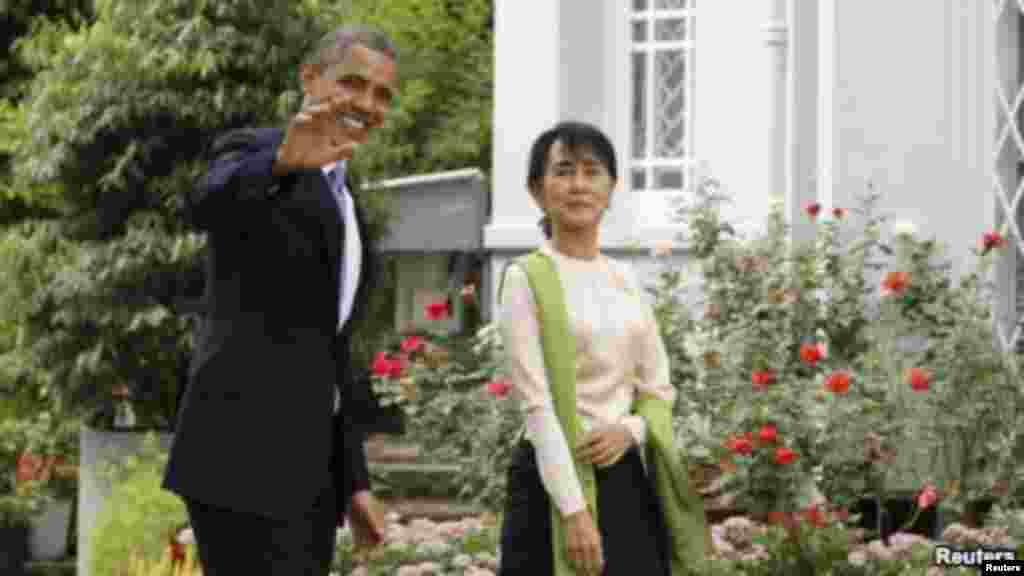 ປະທານາທິບໍດີ ສະຫະລັດ ທ່ານໂອບາມາ ແລະ ຜູ້​ນໍາ​ຝ່າຍ​ຄ້ານ ທ່ານ​ນາງ Aung Saan Suu kyi ​ທີ່ບ້ານ​ພັກ​ຂອງ​ທ່ານນາງ ​ໃນ​ນະຄອນ​ຢ່າງ​ກຸ້ງ ໃນວັນທີ 19 ພະຈິກ 2012