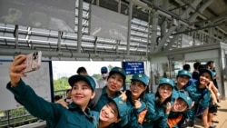 Sejumlah tentara mengambil selfie di stasiun metro di Kota Ho Chi Minh, Vietnam, pada 22 Desember 2024. (Foto: AFP/Nhac Nguyen)