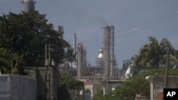 Un hombre camina cerca de la refinería de petróleo El Palito, cerca de Puerto Cabello, Venezuela, el lunes 29 de enero de 2024. (Foto AP/Matías Delacroix)