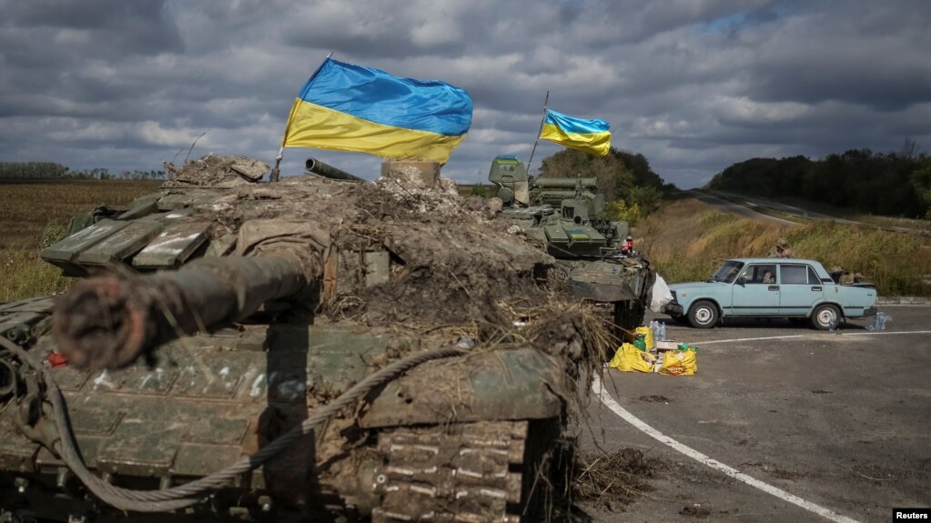 在伊久姆镇附近，一辆被缴获的俄军坦克插上了乌克兰旗帜。(2022年9月19日)(photo:VOA)