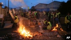 Manifestantes se preparaban el miércoles 5 de diciembre de 2018 para bloquear la entrada de un depósito de combustible en Le Mans, al oeste de Francia.