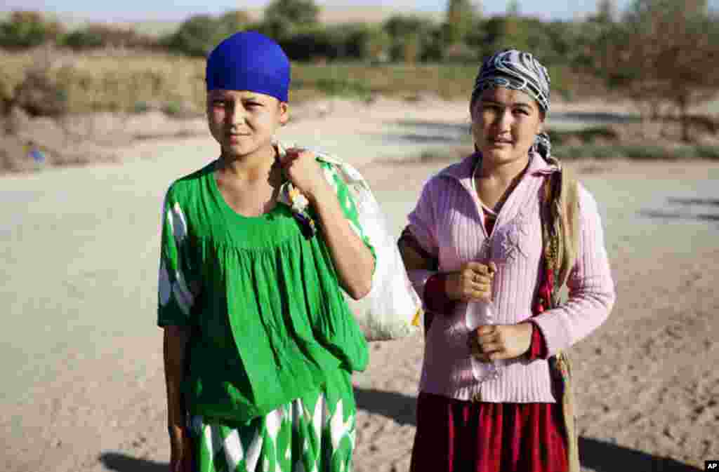 Two young cotton pickers in Tajikistan. (VOA - Y. Weeks)