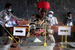 FILE: A voter casts her ballot in Ngozi, Burundi, May 20, 2020, amid concerns over political violence and COVID-19 infection.