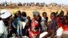 Žene i djeca čekaju da budu registrovani prije distribucije hrane koju provodi Svjetski program za hranu Ujedinjenih naroda (WFP) u Thonyoru, država Leer, Južni Sudan