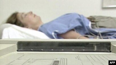 Eri uxlab yotganida emdi.