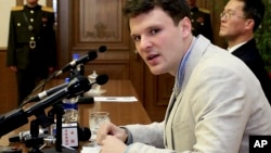 L'étudiant américain Otto Warmbier parle aux journalistes à Pyongyang, Corée du Nord, le 29 février 2016.