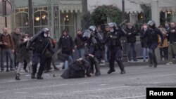 Police disperse COVID protesters in Paris