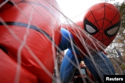 El globo de Spider-Man se prepara un día antes del Desfile del Día de Acción de Gracias de Macy's en la ciudad de Nueva York, EE. UU., El 27 de noviembre de 2024. REUTERS/Kent Edwards IMÁGENES TPX DEL DÍA