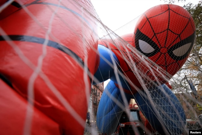 El globo de Spider-Man se prepara un día antes del Desfile del Día de Acción de Gracias de Macy's en la ciudad de Nueva York, EE. UU., El 27 de noviembre de 2024. REUTERS/Kent Edwards IMÁGENES TPX DEL DÍA