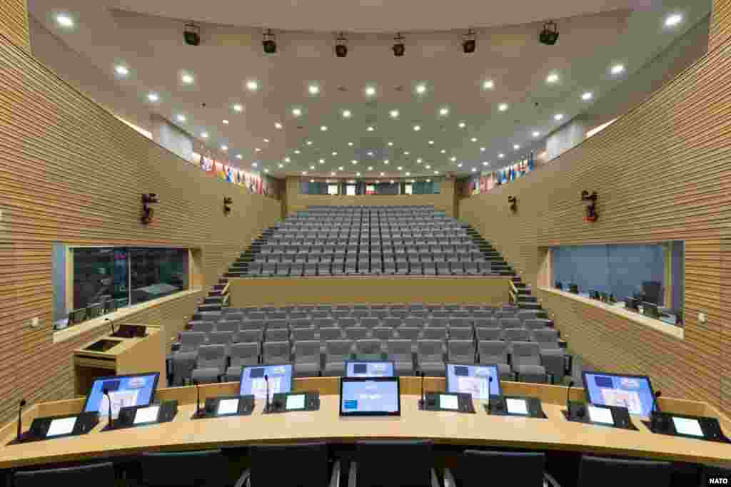 Grejanje i hlađenje obezbeđuju geo-termički izvori ispod površine tla. Temperature su konstante tokom zime, kao i tokom leta.