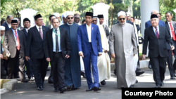 Presiden Joko Widodo berjalan bersama para ulama dunia peserta KTT Ulama dan Cendekiawan Muslim Dunia tentang Islam Wasatiyah atau Islam jalan tengah di Istana Bogor, Selasa, 1 Mei 2018. (Foto: Biro Pers Istana)