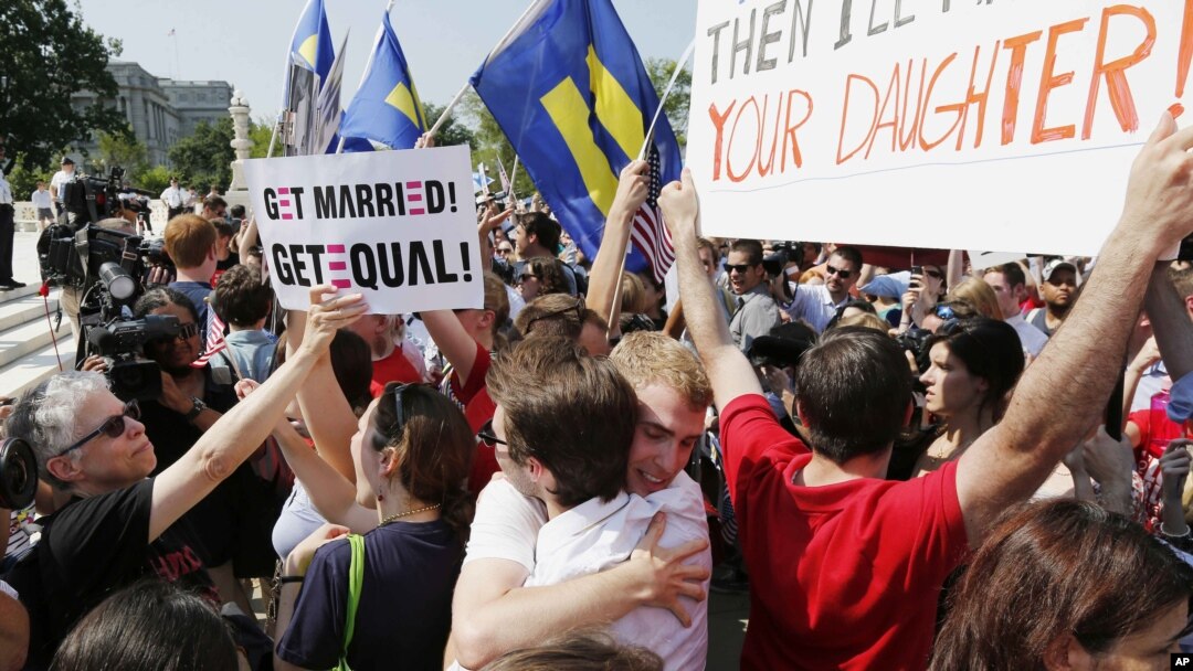 Pristalice homoseksualnih brakova ispred zgrade Vrhovnog suda u Vašingtonu, 26. jun 2013.