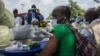 Seorang petugas kesehatan sedang menyuntikkan vaksin Ebola untuk seorang warga di Gueckedou, Guinea, 23 Februari 2021. 