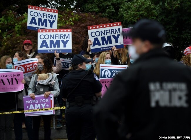 Başkan Trump'ın Anayasa Mahkemesi üyesi adayı Amy Coney Barrett destekçileri Senato binası dışında toplandı, 13 Ekim Salı 2020.
