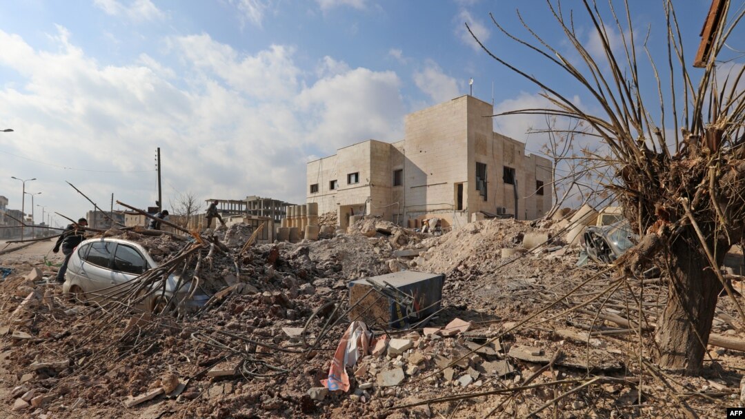 Kehancuran terlihat di sekitar Rumah Sakit Udai, menyusul serangan udara di Kota Saraqeb, di barat laut Provinsi Idlib, Suriah, 29 Januari 2018.