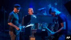 Coldplay performs at the Beacon Theatre, May 5, 2014, in New York. (Photo by Drew Gurian/Invision/AP)