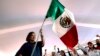 Kandidat presiden Meksiko dari kubu oposisi, Xochitl Galvez, mengibarkan bendera Meksiko dalam sebuah kampanye di Lagos de Moreno, negara bagian Jalisco, Meksiko, pada 11 Mei 2024. (Foto: AFP/Ulises Ruiz)