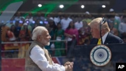 ປະ​ທາ​ນາ​ທິ​ບໍ​ດີ ສະ​ຫະ​ລັດ ທ່ານ​ດໍ​ໂນ​ລ ທ​ຣຳ ແລະ​ນາ​ຍົກ​ລັດ​ຖະ​ມົນ​ຕີອິນ​ເດຍ ທ່ານ​ນາ​ເຣນ​ດ​ຣາ ໂມ​ດີ ຈັບ​ມື​ກັນ ໃນ​ລະ​ຫວ່າງ ພ​ິ​ທີ​ຕ້ອນ​ຮັບ ທີ່​ເອີ້ນ​ວ່າ "Namaste Trump," ຢູ່​ທີ່​ສະ​ໜາມ​ກິ​ລາ​ Sardar Patel Gujarat, ​ວັນ​ຈັນ ທີ 24 ກ 2020 (AP Photo/Alex Brandon)