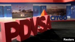 ARCHIVO - Los logotipos de la petrolera estatal de Venezuela, PDVSA, y de Citgo Petroleum vistos en Caracas en abril de 2018.
