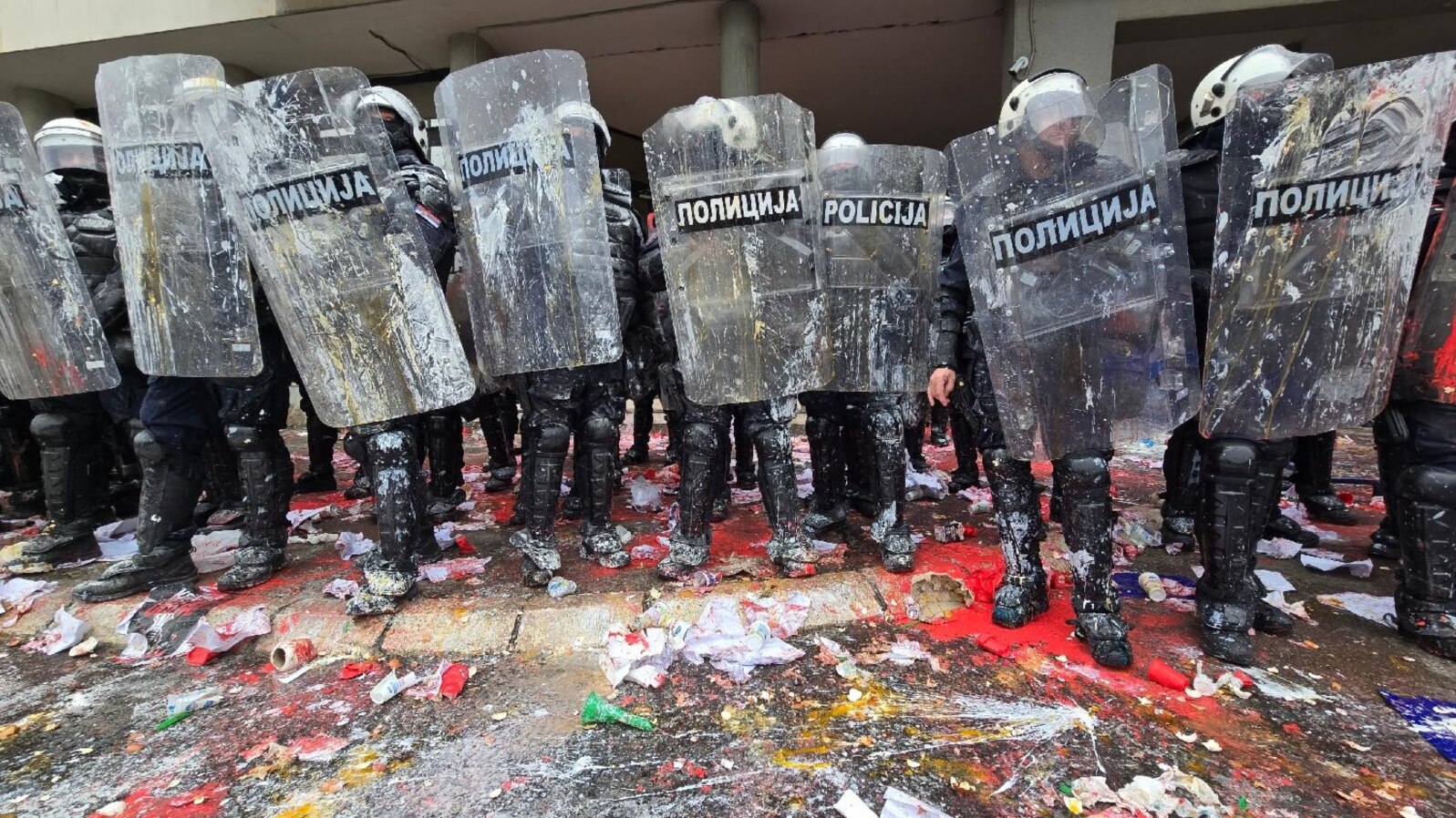 Ispred zgrade Skupštine grada Novog Sada građani su gađali policiju jajima, jogurtom, brašnom i crvenom farbom (Fonet / marko Dragoslavić)