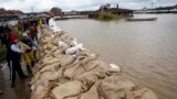 People build a dam made up of sandbags by the bank of the Sava river in Sremska Mitrovica, Serbia, May 17, 2014.