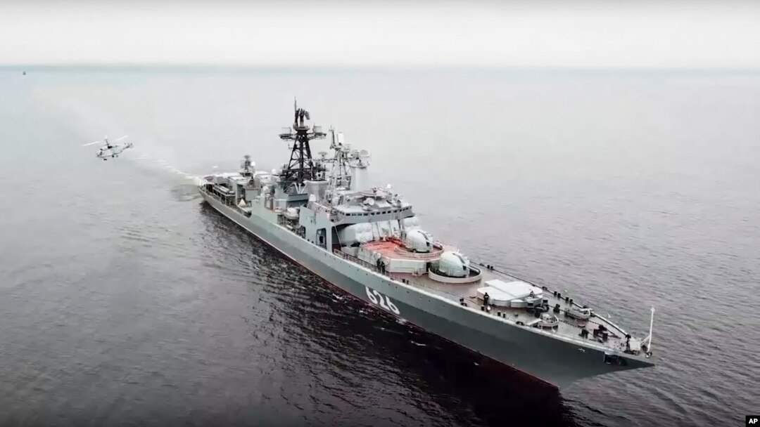 Tàu chiến và trực thăng của Nga ở Vladivostok (ảnh tư liệu, 2018).