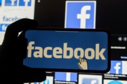 Logo Facebook di sebuah ponsel pintar. (Foto: Reuters)