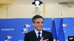 François Fillon la main sur le cœur après son discours prononcé le 27 novembre 2016 à Paris, en France. 