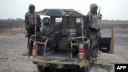 Des soldats nigérians patrouillent dans l'Etat de Borno, près de Marte, au Nigeria, le 5 juin 2013.