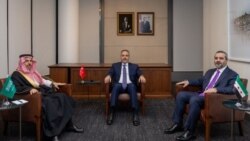 Wezîrê Derve yê Tirkîyê Hakan Fîdan, yê Erebistana Saûdî Prens Faysal bin Ferhan û yê Sûrîye, Esad Hesen Şeybanî, NewYork, 22 Îlon, 2026.