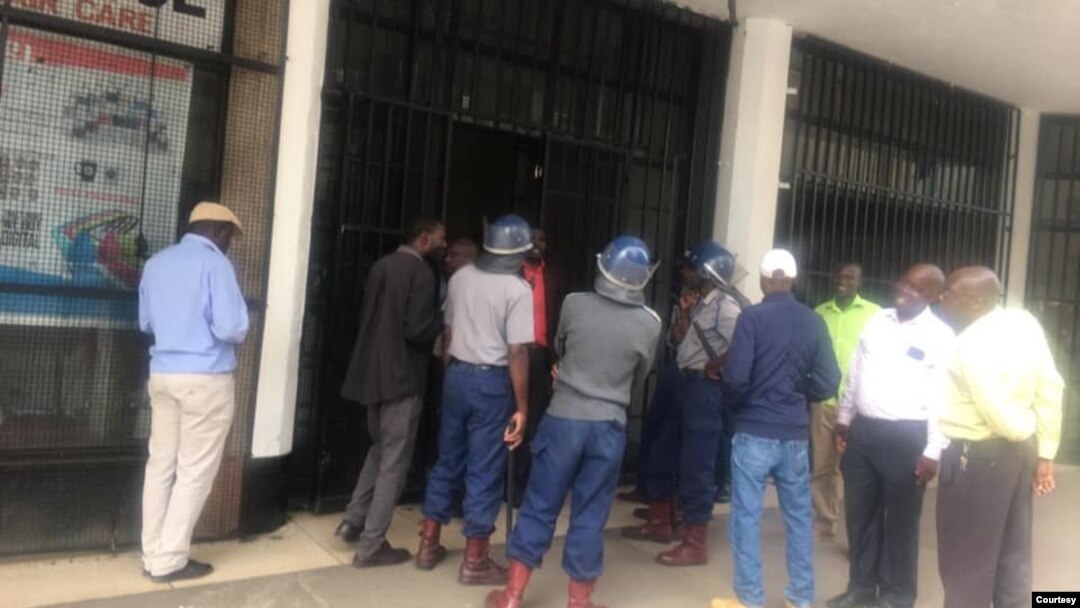  POLICE AT HARVEST HOUSE 01-17