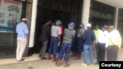 Amapholisa esigodlweni sebandla leMDC, iMorgan Tsvangirai House limbe Harvest House (Umfanekiso Ogciniweyo)