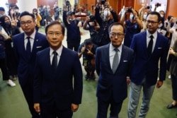 Los cuatro legisladores prodemocracia expulsados en Hong Kong, Alvin Yeung Ngok-kiu, Kwok Ka-ki, Kenneth Leung y Dennis Kwok, hablan a la prensa el 11 de noviembre de 2020.