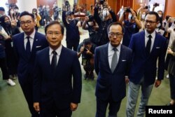 Los cuatro legisladores prodemocracia expulsados en Hong Kong, Alvin Yeung Ngok-kiu, Kwok Ka-ki, Kenneth Leung y Dennis Kwok, hablan a la prensa el 11 de noviembre de 2020.