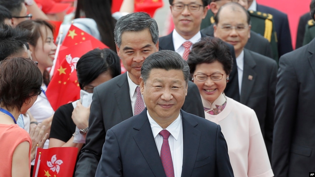 中国收回香港二十周年，习近平到香港，左后是梁振英右后是林郑月娥（2017年6月29日）