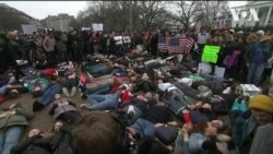 Підлітки влаштували «лежачий протест» біля Білого дому з вимогою змінити правила обігу зброї. Відео