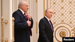 Президент Росії Володимир Путін і президент Білорусі Олександр Лукашенко прибувають на прес-конференцію за підсумками зустрічі в Мінську, Білорусь, 19 грудня 2022 року
