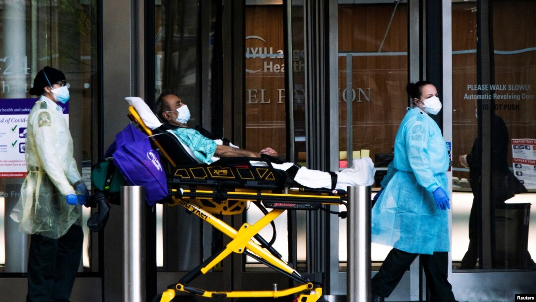 Para petugas medis membawa pasien di Rumah Sakit NYU Langone di tengah pandemi virus corona (Covid-19) di Manhattan, New York, 3 Mei 2020. (Foto: Reuters)